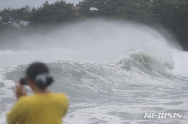 [서귀포=뉴시스]우장호 기자 = 매우 강한 제9호 태풍 '마이삭'이 북상 중인 2일 오전 제주 서귀포시 남원읍 위미리 앞바다에 커다란 파도가 밀려오고 있다. 2020.09.02.&nbsp; woo1223@newsis.com