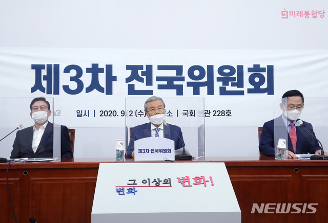 [서울=뉴시스]홍효식 기자 = 미래통합당 김종인 비상대책위원장이 2일 오전 서울 여의도 국회에서 열린 전국위원회에서 모두발언을 하고 있다. 왼쪽부터 정우택 전국위원회 의장, 김 비대위원장, 주호영 원내대표. 2020.09.02.&nbsp; photo@newsis.com