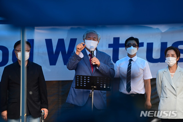 [서울=뉴시스]조수정 기자 = 코로나19 확진으로 입원 치료를 받은 전광훈 사랑제일교회 목사가 2일 오전 퇴원해 서울 성북구 사랑제일교회 앞에서 입장 발표 기자회견을 하고 있다. 2020.09.02.&nbsp; photo@newsis.com