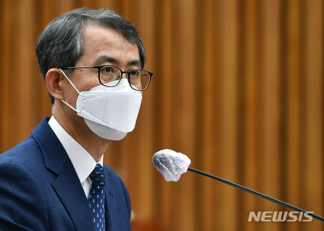 [서울=뉴시스] 홍효식 기자 = 이흥구 대법관 후보자가 2일 서울 여의도 국회에서 열린 인사청문회에서 질문에 답변하고 있다. 2020.09.02.&nbsp; photo@newsis.com