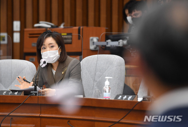 [서울=뉴시스] 홍효식 기자 = 전주혜 미래통합당 의원이 2일 서울 여의도 국회에서 열린 이흥구 대법관 후보자에 대한 인사청문회에서 이 후보자에게 위장전입 의혹에 대해 질의하고 있다. 2020.09.02.&nbsp; photo@newsis.com