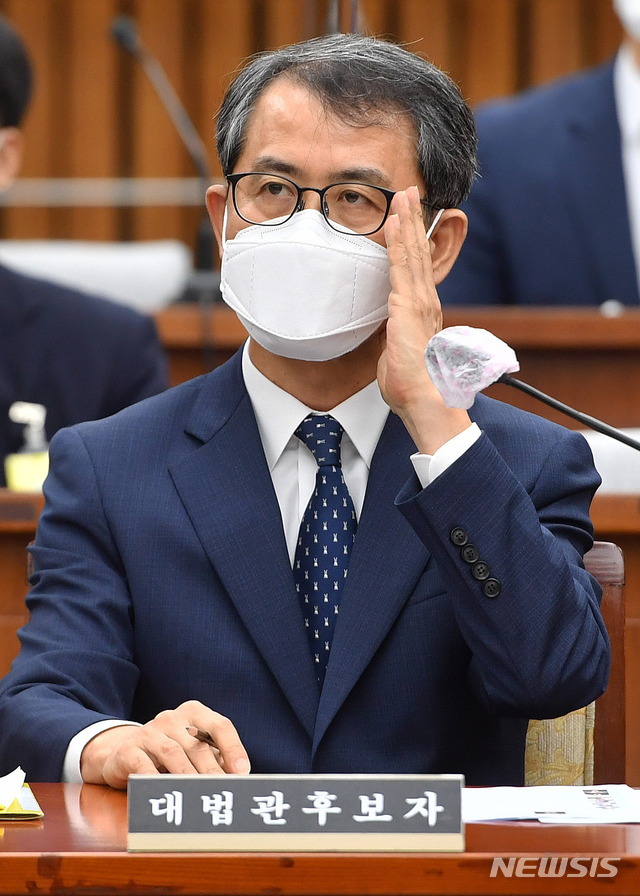 [서울=뉴시스] 홍효식 기자 = 이흥구 대법관 후보자가 2일 서울 여의도 국회에서 열린 인사청문회에서 안경을 고쳐 쓰고 있다. 2020.09.02.&nbsp; photo@newsis.com