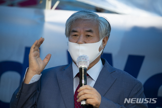 [서울=뉴시스]조수정 기자 = 코로나19 확진으로 입원 치료를 받은 전광훈 사랑제일교회 목사가 2일 오전 퇴원해 서울 성북구 사랑제일교회 앞에서 입장 발표 기자회견을 하고 있다. 2020.09.02.&nbsp; photo@newsis.com