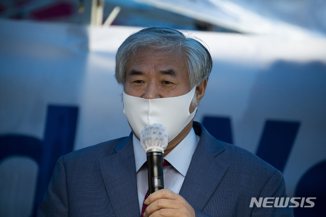 [서울=뉴시스]조수정 기자 = 코로나19 확진으로 입원 치료를 받은 전광훈 사랑제일교회 목사가 2일 오전 퇴원해 서울 성북구 사랑제일교회 앞에서 입장 발표 기자회견을 하고 있다. 2020.09.02.&nbsp; photo@newsis.com