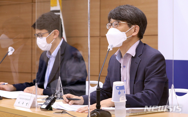 [세종=뉴시스]강종민 기자 = 나주범 기획재정부 재정혁신국장이 2일 오전 정부세종청사에서 2020~2060년 장기재정 전망에 대해 설명하고 있다. 2020.09.02.&nbsp; ppkjm@newsis.com