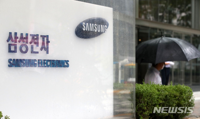 [서울=뉴시스] 고범준 기자 = 검찰이 삼성 경영권 불법 승계 의혹을 받는 이재용 부회장 등 전·현직 임직원 11명을 불구속 상태로 재판에 넘겼다. 이 부회장과 미래전략실이 최소 비용으로 삼성그룹을 승계했고 이 부회장이 최대주주로 있는 제일모직에 삼성물산 흡수합병을 결정했다 보고 있다. 사진은 2일 서울 서초구 서초동 삼성전자 사옥 앞 모습. 2020.09.02.&nbsp; bjko@newsis.com