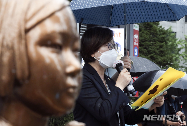 [서울=뉴시스] 최진석 기자 = 이나영 정의기억연대 이사장이 지난 2일 서울 종로구 옛 일본대사관 앞에서 열린 일본군성노예제 문제해결을 위한 정기 수요시위에서 발언을 하고 있다. 2020.09.02. myjs@newsis.com