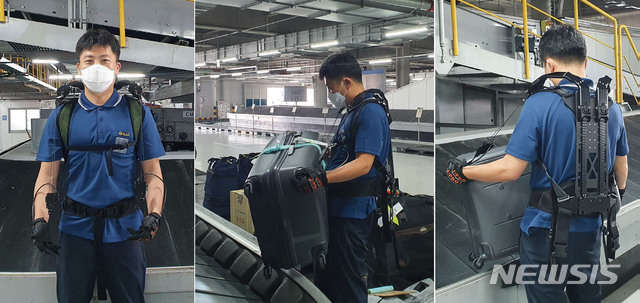 [인천공항=뉴시스] 홍찬선 기자 = 사진은 인천공항 수하물처리시설(BHS) 운영 현장 근무자가 근력보조 웨어러블 로봇을 착용한 모습. (사진=인천공항공사 제공) 2021.10.16.&nbsp; photo@newsis.com