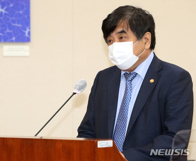 [서울=뉴시스]홍효식 기자 = 한상혁 방송통신위원장이 2일 오전 서울 여의도 국회에서 열린 과학기술정보방송통신위원회 전체회의에서 2019회계연도 결산(정부)에 대해 설명하고 있다. 2020.09.02. photo@newsis.com
