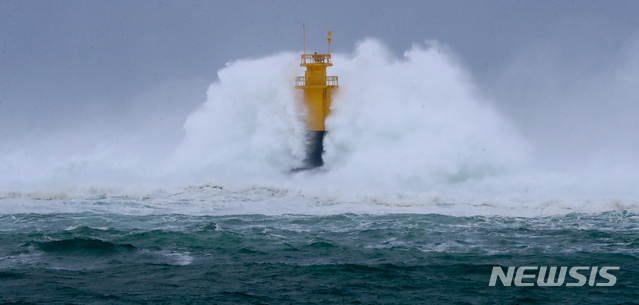 [서귀포=뉴시스]우장호 기자 = 매우 강한 제9호 태풍 '마이삭(MAYSAK)'이 북상 중인 2일 오후 제주 서귀포시 남원읍 남원포구 앞바다에 커다란 파도가 등대를 삼키고 있다. 2020.09.02.&nbsp; woo1223@newsis.com