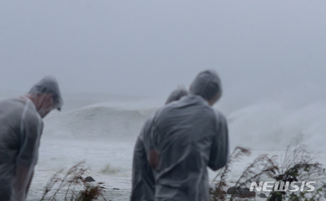 [서귀포=뉴시스]우장호 기자 = 매우 강한 제9호 태풍 '마이삭(MAYSAK)'이 북상 중인 2일 오후 제주 서귀포시 표선면 토산2리 해안가 이면도로에 관광객들이 힘겹게 걸어가고 있다. 2020.09.02.&nbsp; woo1223@newsis.com