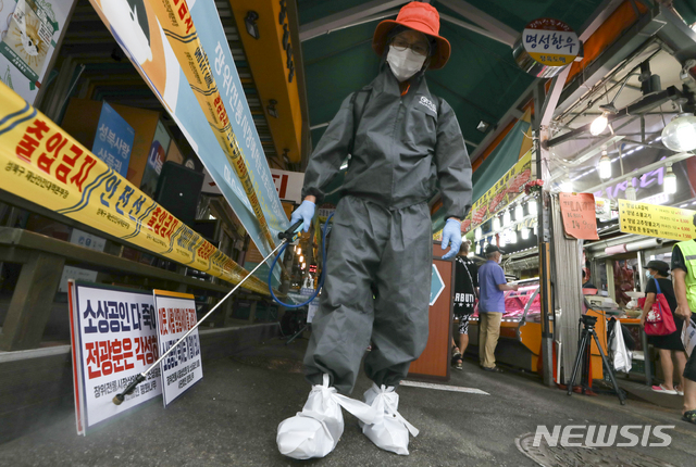 [서울=뉴시스] 최진석 기자 = 지난 2일 서울 성북구 장위전통시장에서 '전광훈 사랑제일교회 상대 손해배상청구소송 개시' 약식 기자회견에 앞서 관계자들이 신종 코로나바이러스 감염증(코로나19) 예방 방역 작업을 하고 있다. 2020.09.02.myjs@newsis.com <사진은 기사내용과 직접 관련이 없습니다.>