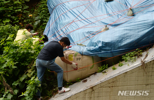 [전주=뉴시스] 김얼 기자 = 2일 제9호 태풍 마이삭 북상 소식에 전주시 진북동 주민센터 관계자들이 어은터널에서 산사태를 방지하기 위해 현장을 확인하고 있다. 2020.09.02.pmkeul@newsis.com