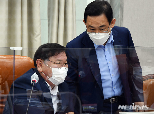 [서울=뉴시스]홍효식 기자 = 김태년 더불어민주당 원내대표와 주호영 미래통합당 원내대표가 2일 국회에서 열린 운영위원회 전체회의에서 대화하고 있다. 2020.09.02.&nbsp; photo@newsis.com