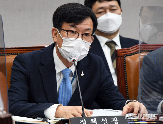 [서울=뉴시스]홍효식 기자 = 김상조 청와대 정책실장이 2일 국회에서 열린 운영위원회 전체회의에서 의원들 질의에 답하고 있다. 2020.09.02.&nbsp; photo@newsis.com