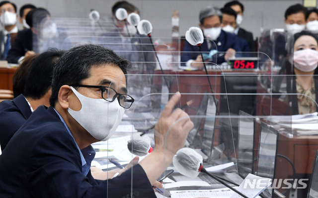 [서울=뉴시스]홍효식 기자 = 곽상도 미래통합당 의원이 2일 국회에서 열린 운영위원회 전체회의에서 노영민 청와대 비서실장에게 질의하고 있다. 2020.09.02.&nbsp; photo@newsis.com