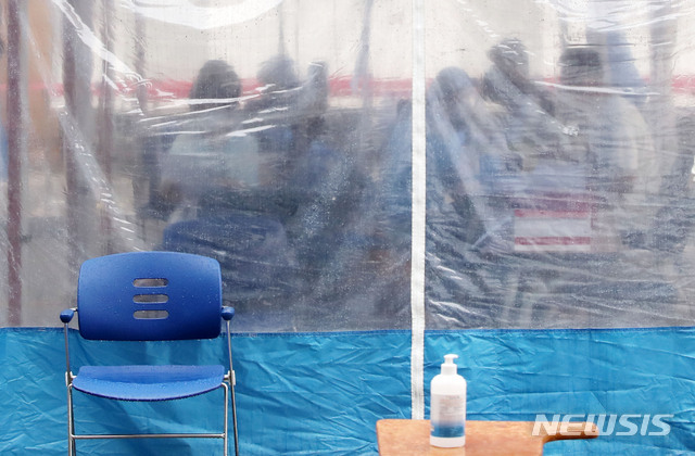 [서울=뉴시스] 박주성 기자 = 코로나19 신규 확진자가 나흘 연속 200명대를 기록한 가운데 2일 오후 서울 강남구보건소에 마련된 선별진료소에 주민들이 검체 채취를 위해 대기하고 있다. 2020.09.02. park7691@newsis.com