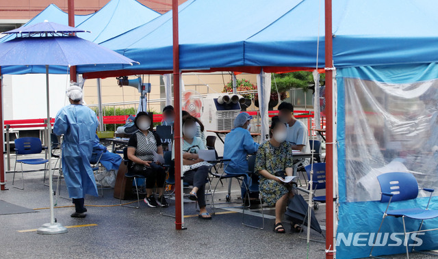 [서울=뉴시스] 박주성 기자 = 코로나19 신규 확진자가 나흘 연속 200명대를 기록한 가운데 2일 오후 서울 강남구보건소에 마련된 선별진료소에 주민들이 검체 채취를 위해 대기하고 있다. 2020.09.02.&nbsp; park7691@newsis.com