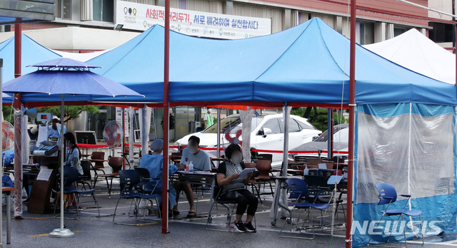 [서울=뉴시스] 박주성 기자 = 지난 2일 오후 서울 강남구보건소에 마련된 선별진료소에 주민들이 검체 채취를 위해 대기하고 있다. 2020.09.02. park7691@newsis.com