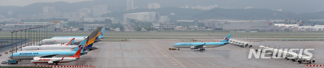 [인천=뉴시스] 이윤청 기자 = 지난해 9월2일 인천국제공항에서 항공기들이 주기돼 있다. 2021.02.04. radiohead@newsis.com