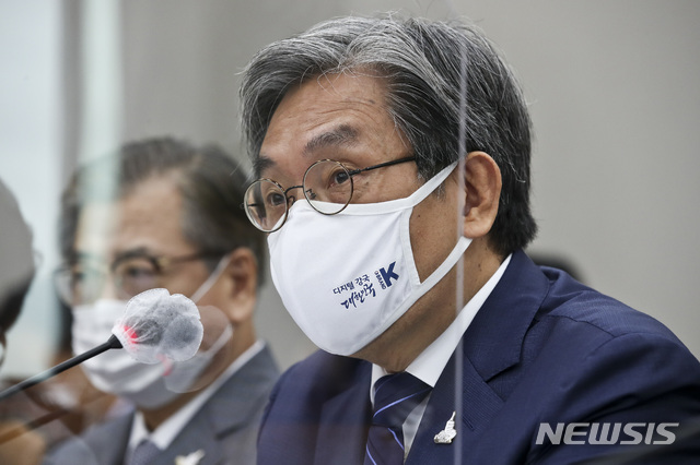 [서울=뉴시스]홍효식 기자 = 노영민 대통령 비서실장이 2일 오후 서울 여의도 국회에서 열린 운영위원회 전체회의에서 의원들 질문에 답변하고 있다. 2020.09.02.&nbsp; photo@newsis.com