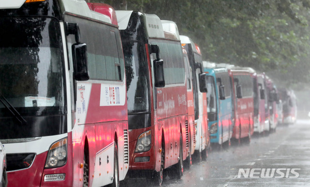 [서울=뉴시스]김병문 기자 = '단기 전세버스' 탑승객 명부 작성 의무화 행정명령을 하루 앞둔 2일 오후 서울 송파구 탄천주차장 인근에 버스들이 주차돼 있다. 2020.09.02.&nbsp; dadazon@newsis.com