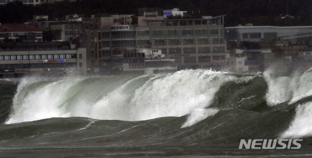 [부산=뉴시스] 하경민 기자 = 제9호 태풍 '마이삭'(MAYSAK)의 영향으로 부산지역에 태풍주의보가 발효된 2일 해운대해수욕장 앞바다에 거센 파도가 몰아치고 있다. 2020.09.02.&nbsp; yulnetphoto@newsis.com