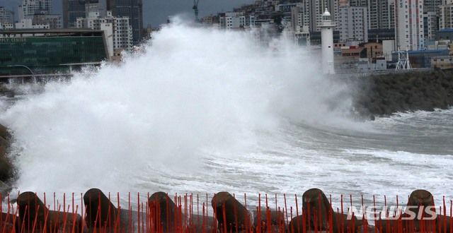 [부산=뉴시스] 하경민 기자 = 제9호 태풍 '마이삭'(MAYSAK)의 영향으로 부산지역에 태풍특보가 발효된 2일 오후 서구 남부민방파제에 거센 파도가 몰아치고 있다. 2020.09.02.&nbsp; yulnetphoto@newsis.com 