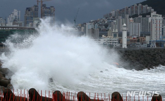 [부산=뉴시스] 하경민 기자 = 제9호 태풍 '마이삭'(MAYSAK)의 영향으로 부산지역에 태풍특보가 발효된 2일 오후 서구 남부민방파제에 거센 파도가 몰아치고 있다. 2020.09.02.&nbsp; yulnetphoto@newsis.com