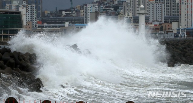 [부산=뉴시스] 하경민 기자 = 제9호 태풍 '마이삭'(MAYSAK)의 영향으로 부산지역에 태풍특보가 발효된 2일 오후 서구 남부민방파제에 거센 파도가 몰아치고 있다. 2020.09.02.&nbsp; yulnetphoto@newsis.com 