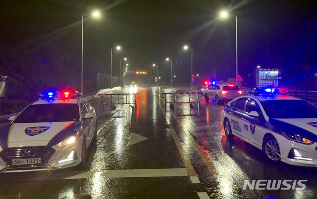 [목포=뉴시스] = 제9호 태풍 '마이삭(MAYSAK)'이 북상하면서 2일 오후 전남 신안군 천사대교 차량 통행이 전면 통제됐다. (사진=전남경찰청 제공). 2020.09.02.&nbsp; photo@newsis.com 