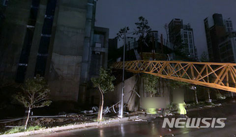 [부산=뉴시스] 제9호 태풍 '마이삭'(MAYSAK)의 영향으로 부산지역에 태풍경보가 발효된 3일 오전 4시께 사하구의 한 아파트 공사현장에 설치된 크레인 3대 중 1대가 강풍에 넘어졌다. (사진=부산경찰청 제공). 2020.09.03&nbsp;&nbsp; photo@newsis.com 