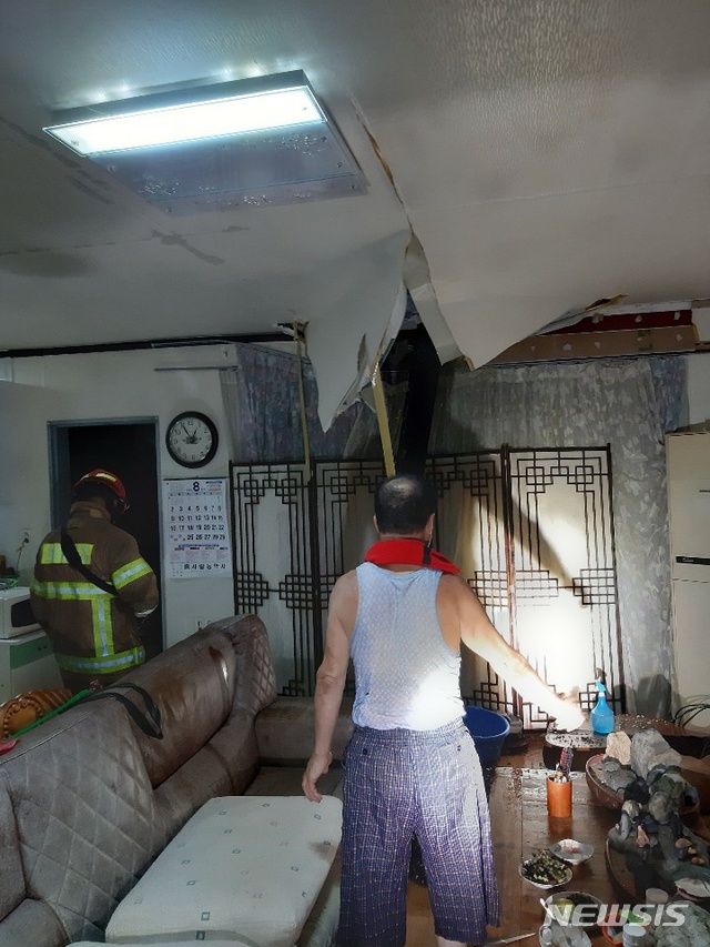 [울산=뉴시스] 박수지 기자 =3일 0시 33분께 울산시 울주군 상북면 궁근정리 한 주택 지붕에 긴 구조물이 날라와 꽃혔있다. 2020.09.03.(사진=울산소방본부 제공). photo@newsis.com