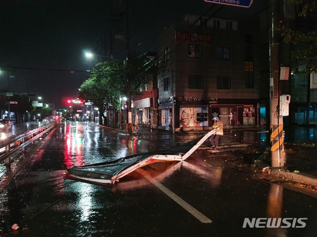 창원=뉴시스] 강경국 기자 = 3일 오전 제9호 태풍 '마이삭(MAYSAK)'의 영향으로 경남 창원의 한 상가 간판이 도로에 떨어져 소방관들이 이를 정리하고 있다. (사진=창원소방본부 제공). 2020.09.03.photo@newsis.com