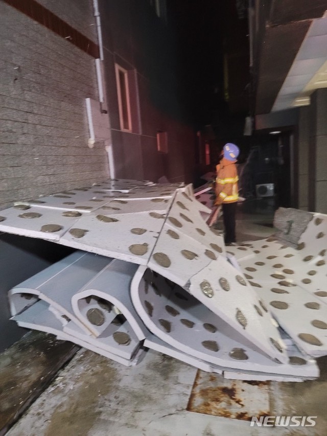 창원=뉴시스] 강경국 기자 = 3일 오전 제9호 태풍 '마이삭(MAYSAK)'의 영향으로 경남 창원의 한 건물 외벽이 떨어져 소방관들이 안전조치를 취하고 있다. (사진=창원소방본부 제공). 2020.09.03.&nbsp; photo@newsis.com 