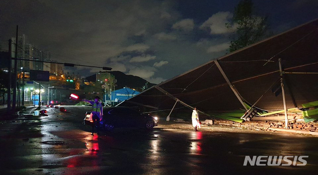 [부산=뉴시스] 제9호 태풍 '마이삭'(MAYSAK)의 영향으로 부산지역에 태풍경보가 발효된 3일 오전 2시 30분께 사하구의 한 건물 외벽과 신호등이 강풍에 파손됐다. (사진=부산경찰청 제공). 2020.09.03&nbsp;&nbsp;&nbsp;&nbsp; photo@newsis.co
