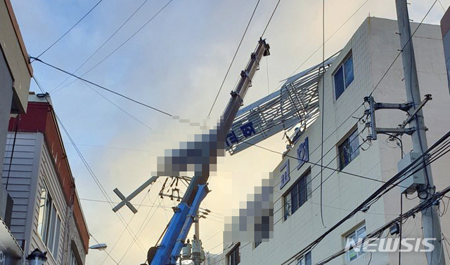 [부산=뉴시스] 제9호 태풍 '마이삭'(MAYSAK)의 영향으로 부산지역에 태풍경보가 발효된 3일 오전 사하구의 한 교회 철탑이 강풍에 부러졌다. (사진=부산경찰청 제공). 2020.09.03&nbsp;&nbsp; photo@newsis.com 