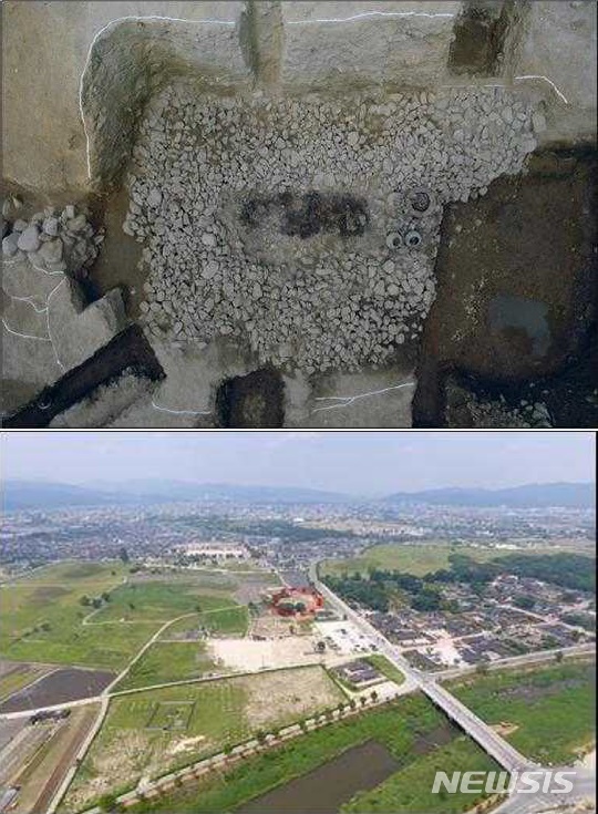 [서울=뉴시스]경주 황남동 120-2호분 매장주체부(시신이 있는 자리) 전면부 전경(위)과 경주 황남동 120호분 일원 전경(사진=문화재청 제공)2020.09.03 photo@newsis.com