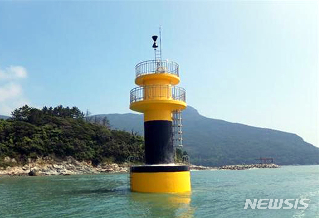 [목포=뉴시스] 완도 보길도 선창리 인근 해역에 설치된 등대. (사진=목포해수청 제공) 2020.09.03. photo@newsis.com