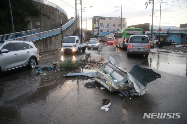 [포항=뉴시스] 강진구 기자 = 3일 오전 경북 포항시 구룡포읍의 한 어가 수족관이 강풍으로 도로에 흐트러져 있다.(사진=포항시 제공) 2020.09.03. photo@newsis.com