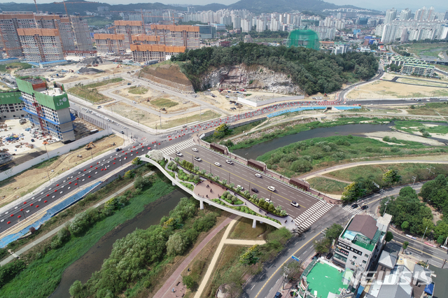 [전주=뉴시스] 한훈 기자 = 전북 전주시는 오는 14일까지 효자동 효천지구 리버클레스와 삼천동 강변공원을 잇는 삼천횡단교량(가칭)의 명칭을 지역의 상징적 이미지와 역사·문화적 특성에 부합한 이름을 채택하기 위해 공모절차를 진행한다고 3일 밝혔다.사진은 내년 4월까지 조성될 교량 조감도이다.(사진=전주시 제공).2020.09.03.&nbsp; photo@newsis.com 