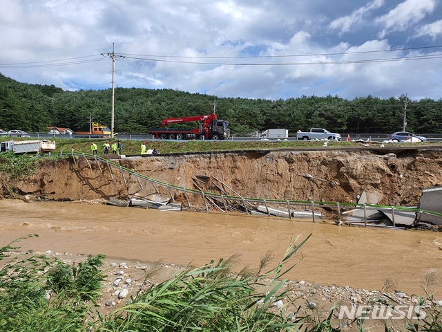 [양양=뉴시스] 김경목 기자 = 제9호 태풍 '마이삭(MAYSAK)'의 영향으로 강원 양양군에 322.5㎜의 많은 비가 내린 가운데 3일 오전 양양군 손양면 상양혈리의 도로가 붕괴돼 2차 사고가 우려되고 있다. (사진=양양군청 제공) 2020.09.03.photo＠newsis.com