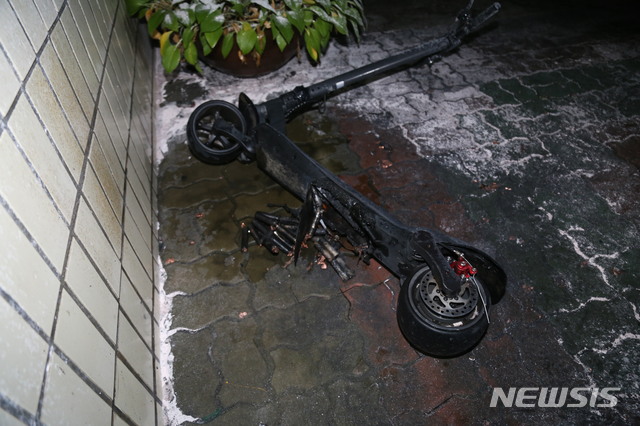 [성남=뉴시스] 지난 1일 성남시 분당구 구미동 한 아파트에서 배터리가 폭발한 전동 킥보드