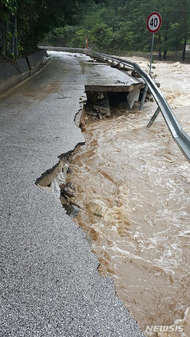 [울진=뉴시스] 강진구 기자 = 제9호 태풍 '마이삭' 영향으로 3일 오전 경북 울진군 금강송면 소광리 지방도 일부 구간이 파손됐다.(사진=울진군 제공) 2020.09.03.&nbsp; photo@newsis.com