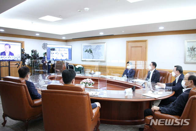 [서울=뉴시스]김태영 은행연합회장 등 6개 금융협회장은 3일 제1차 한국판 뉴딜 전략회의에 온라인으로 참석해 전 금융권이 '한국판 뉴딜' 정책을 적극적으로 뒷받침해 나가겠다고 밝혔다. 사진은 회의에 참석한 금융협회장들의 모습. (사진=은행연합회 제공) 2020.09.03. photo@newsis.com