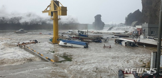 [울릉=뉴시스] 강진구 기자 = 경북 울릉군은 제9호 태풍 '마이삭'의 영향으로 피해가 속출했다고 3일 밝혔다.사진은 이날 오전 사동항서 정박 중 전복된 선박.(사진=독자제공) 2020.09.03.&nbsp; photo@newsis.com