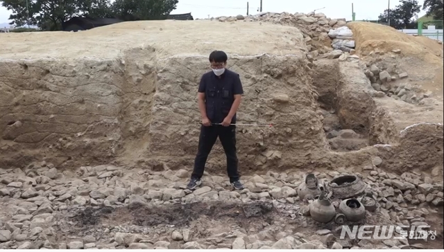 [서울=뉴시스]3일 오후 2시 열린 경주 황남동 고분 발굴 현장 온라인 설명회(사진=유튜브 캡처)2020.09.03 photo@newsis.com