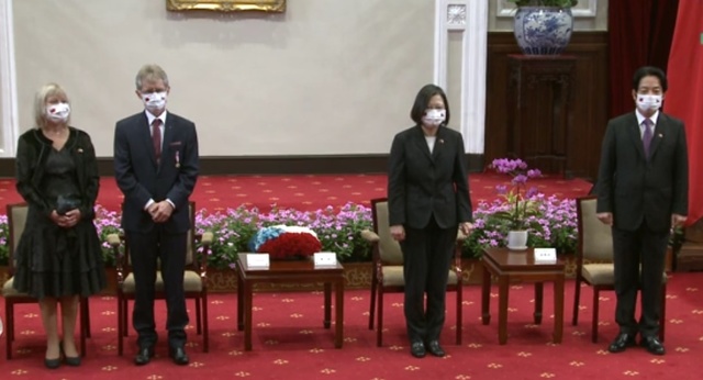 [서울=뉴시스] 3일 오전 대만 타이베이 총통부에서 차이잉원 총통과 라이칭더 부총통이 밀로시 비스트르칠 체코 상원의장 방문단을 만나 사진 촬영을 하고 있다. <사진출처: 차이잉원 총통 페이스북> 2020.09.03