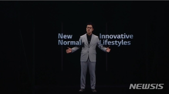 [서울=뉴시스] 'IFA 2020' 무대에 홀로그램으로 등장한 LG전자 CTO(최고기술책임자) 박일평 사장. 2020.09.03. (사진=LG 글로벌 유튜브 생중계 영상 갈무리)