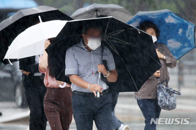 [서울=뉴시스] 고범준 기자 = 제9호 태풍 '마이삭'(Maysak)이 한반도에 상륙한 지난 3일 오전 서울 종로구 세종대로사거리에서 시민들이 강풍을 피해 출근길 발걸음을 옮기고 있다. 2020.09.03. bjko@newsis.com